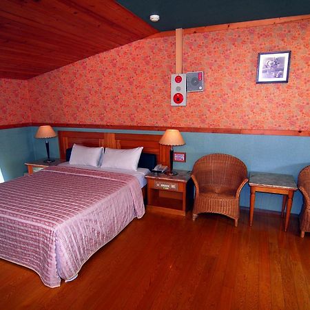 Paiwei Motel Тайнань Экстерьер фото