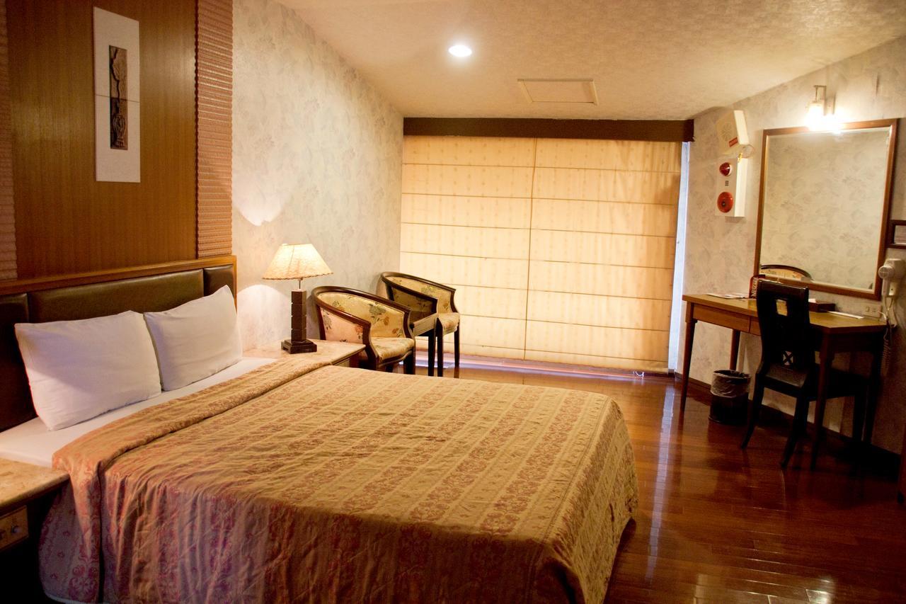 Paiwei Motel Тайнань Экстерьер фото